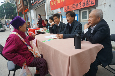 退休检察官发挥余热为群众服务